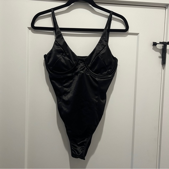Shiny Black Bodysuit with Underwire 🐰 - Picture 6 of 11